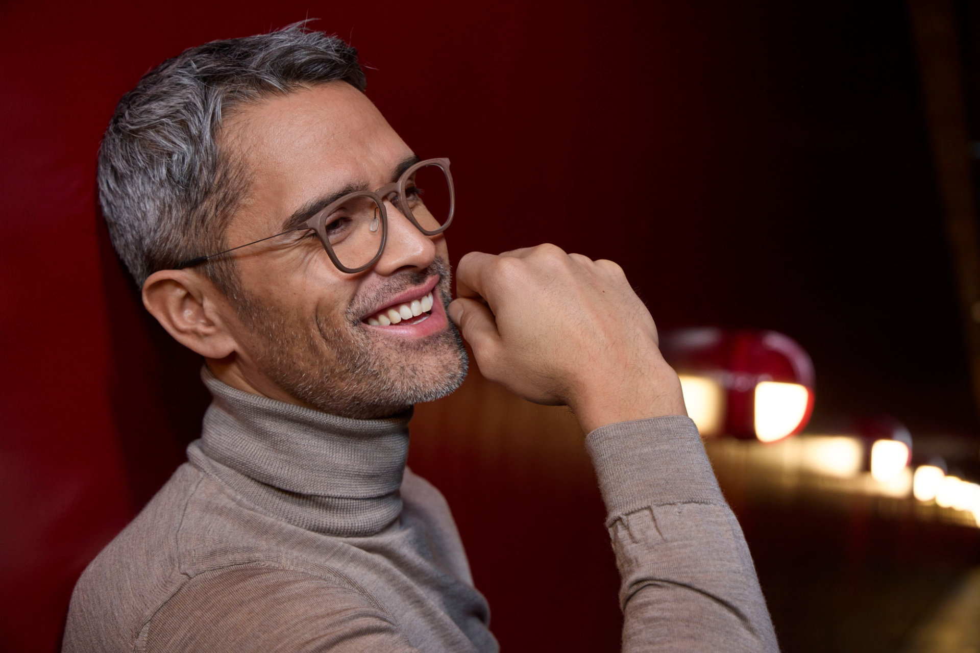 Mann mit Brille von Monoqool sitzt in einem Kino
