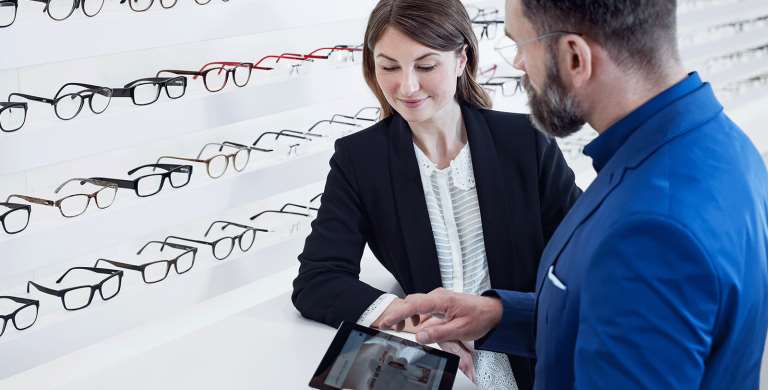 Beratung beim Augenoptiker