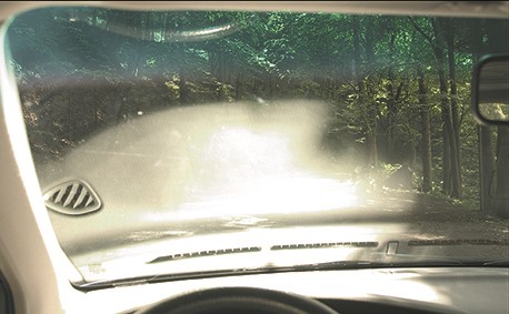 Kennt jeder: Das Cockpit spiegelt sich Blick aus dem Auto ohne Pol-Filter